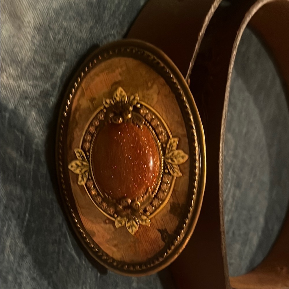 Filigree embossed brown Leather Belt with two interchangeable belt buckles - Picture 9 of 16